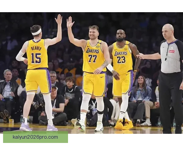 湖人首节崩盘惨输23分遭雷霆碾压里夫斯受伤离场引发担忧 湖人首节崩盘惨输23分遭雷霆碾压里夫斯受伤离场引发担忧